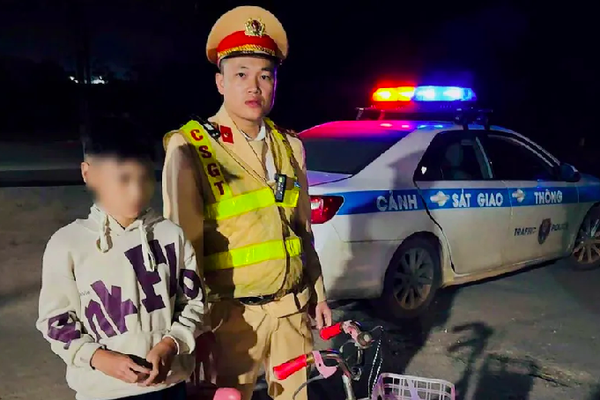 CSGT Hà Nội kịp thời cứu giúp bé trai 12 tuổi đạp xe lạc 15km giữa đêm