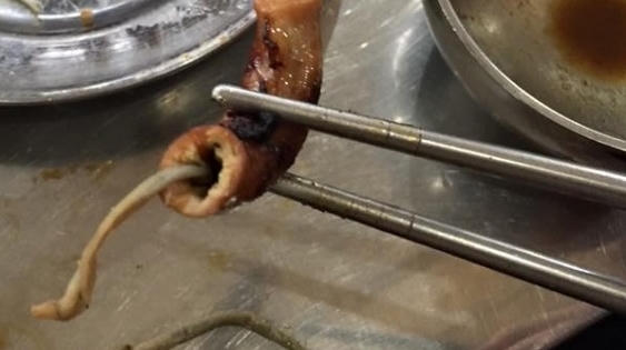 Quán nướng bị cư dân mạng đồng loạt tẩy chay sau khi khách hàng phát hiện giun sán bên trong lòng lợn Quán nướng bị cư dân mạng đồng loạt tẩy chay sau khi khách hàng phát hiện giun sán bên trong lòng lợn