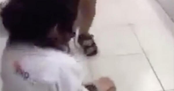 Đau đớn cảnh bạn bị đánh hội đồng, học trò cổ vũ như xem đấu boxing