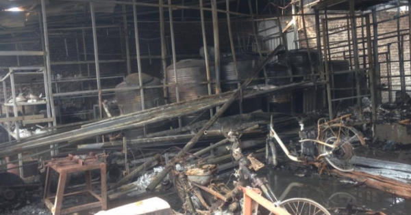 Hà Nội: “Bà hỏa” thiêu rụi nhiều nhà hàng tại Triều Khúc