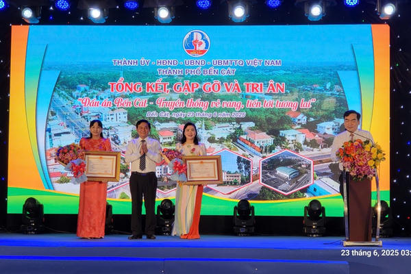 Trao tặng Huân chương Lao động của Chủ tịch nước tại Bình Dương