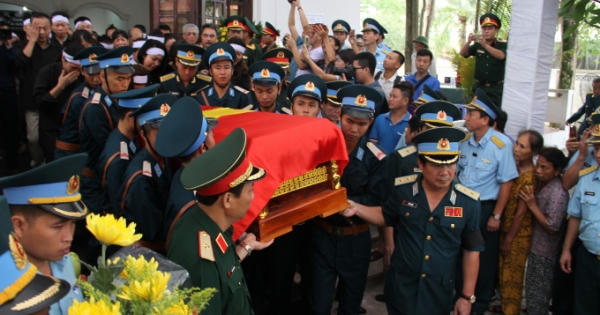 Hình ảnh xúc động lễ viếng, truy điệu hai phi công Su-22 về nơi an nghỉ Hình ảnh xúc động lễ viếng, truy điệu hai phi công Su-22 về nơi an nghỉ
