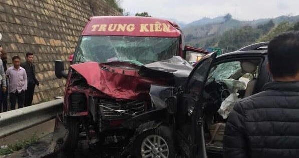 Ô tô đâm nhau trên cao tốc Nội Bài - Lào Cai: 12 người bị thương, 2 người đã tử vong Ô tô đâm nhau trên cao tốc Nội Bài - Lào Cai: 12 người bị thương, 2 người đã tử vong
