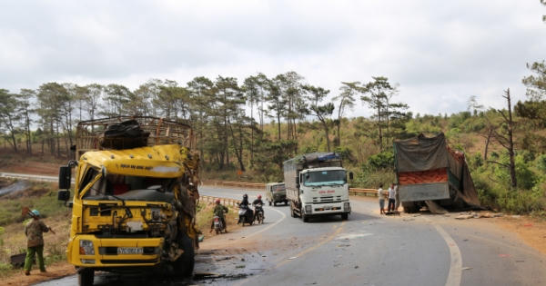 Đắk Lắk: Hai ô tô "đấu đầu", tài xế thoát chết