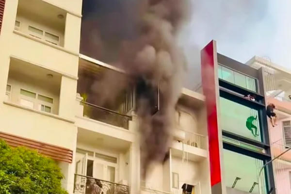 TPHCM: Cháy nhà trọ ở Tân Bình, 2 người tử vong, 14 người bị thương TPHCM: Cháy nhà trọ ở Tân Bình, 2 người tử vong, 14 người bị thương