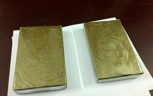 Giấu 2 bánh heroin trong áo khoác vẫn không thoát tội