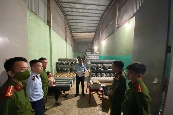 Tạm giữ 25.161 kg vải may mặc không nguồn gốc xuất xứ