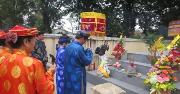 Cháu nội vua Thành Thái xúc động khi được về Huế giỗ ông nội Cháu nội vua Thành Thái xúc động khi được về Huế giỗ ông nội