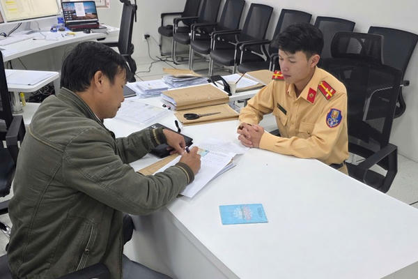 Biểu dương hành động nhân ái của tài xế vượt đèn đỏ để cứu người gặp nạn Biểu dương hành động nhân ái của tài xế vượt đèn đỏ để cứu người gặp nạn