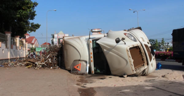 Xe container lật giữa đường, tài xế mắc kẹt trong cabin