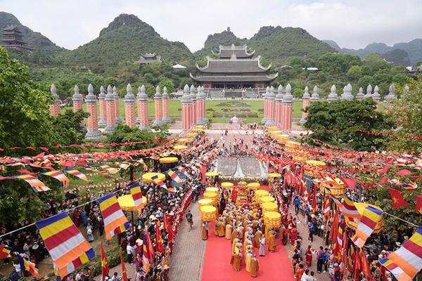 Công an Hà Nam khuyến cáo người dân cảnh giác, bảo quản tài sản khi chiêm bái Xá lợi Phật tại chùa Tam Chúc Công an Hà Nam khuyến cáo người dân cảnh giác, bảo quản tài sản khi chiêm bái Xá lợi Phật tại chùa Tam Chúc