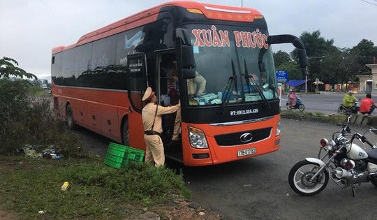 Tài xế chở hơn 50 khách từ Nam về Bắc ăn Tết "sặc" mùi cồn