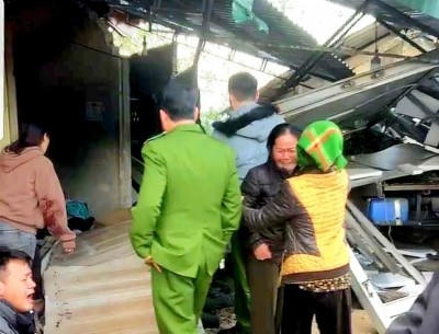 Xe tải tông vào cửa hàng tạp hóa, 6 người chết