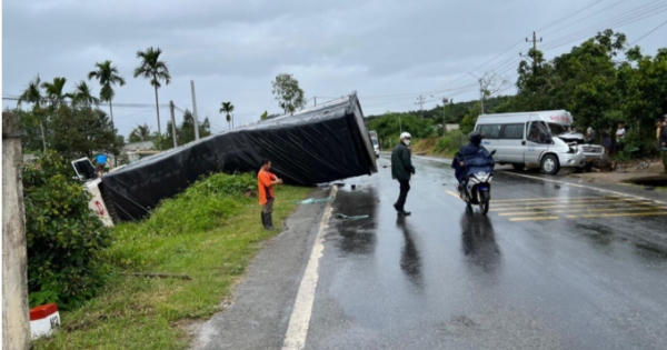 Xe tải đối đầu xe khách, lật nghiêng xuống đường 1 người bị thương