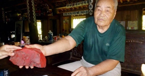 Chuyện chưa kể về lá cờ  đá hồng ngọc trong Lăng Bác Hồ