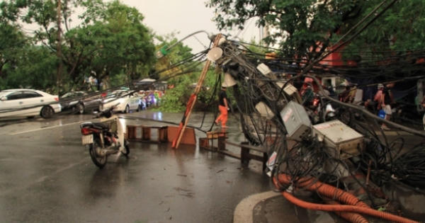 Đang lưu thông trên đường, cột điện bất ngờ đổ làm 1 người đàn ông tử vong vì điện giật