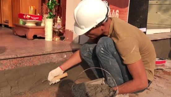Thợ xây ở Hà Nội 'chạy sô' để vá vỉa hè