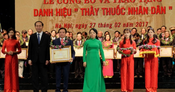 Trao tặng danh hiệu Thầy thuốc Nhân dân cho 134 thầy thuốc