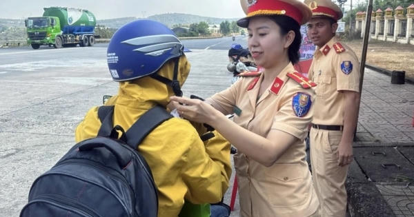 Cảnh sát Giao thông tiếp sức cho người dân về quê ăn Tết an toàn
