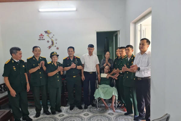 Quảng Ninh: 60 phần quà tri ân gửi tới người có công tại phường Cửa Ông