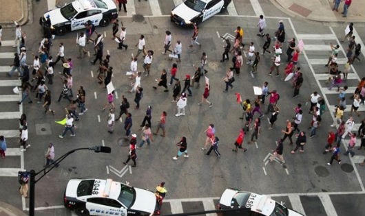 Vụ xả súng kinh hoàng ở Dallas: Cảnh sát Mỹ bị phục kích thế nào?