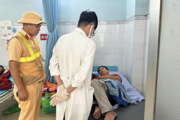 Cảnh sát giao thông Suối Tre kịp thời sơ cứu người dân bất tỉnh trên Quốc lộ 56