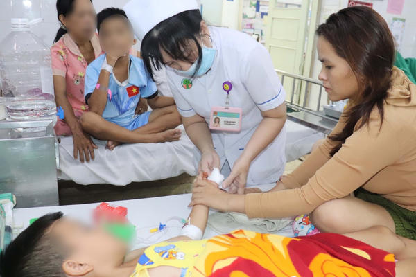 TP HCM: Khâu nối vi phẫu ngón tay cho bệnh nhi bị tai nạn khi dùng dao bổ mít