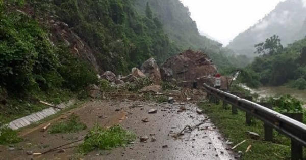Bắc Kạn: Sạt lở đất đá trên quốc lộ 3, giao thông liên tiếp bị tê liệt nhiều ngày