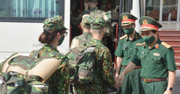 Y bác sĩ và cán bộ hậu cần hối hả lên đường vào miền Nam chống dịch Covid-19