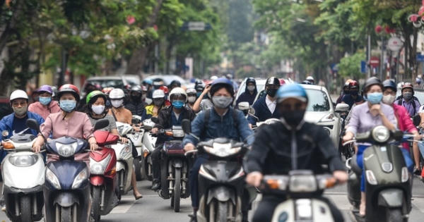 Phố phường Hà Nội đông đúc, nhiều hàng quán rậm rịch mở lại