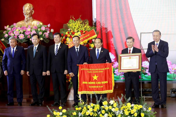 TAND Tối cao đón nhận danh hiệu Anh hùng Lao động