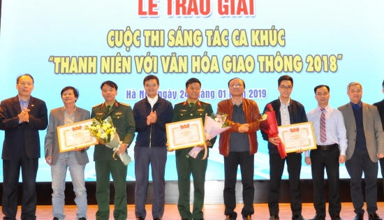 Trao giải Cuộc thi sáng tác ca khúc với chủ đề 'Thanh niên với văn hóa giao thông'. Trao giải Cuộc thi sáng tác ca khúc với chủ đề 'Thanh niên với văn hóa giao thông'.