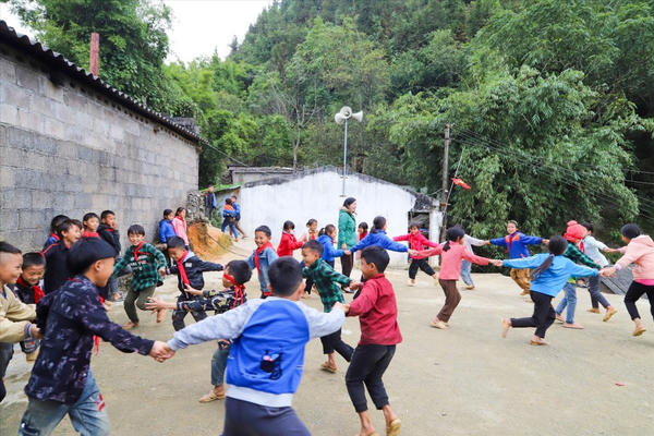 Vào rừng ăn quả Chí Chụa, 3 học sinh tiểu học ở Hà Giang bị ngộ độc cấp cứu