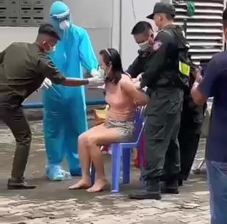 Bình Dương: Xin lỗi công khai người phụ nữ bị phá khoá cửa nhà, cưỡng chế đi xét nghiệm Covid-19 Bình Dương: Xin lỗi công khai người phụ nữ bị phá khoá cửa nhà, cưỡng chế đi xét nghiệm Covid-19
