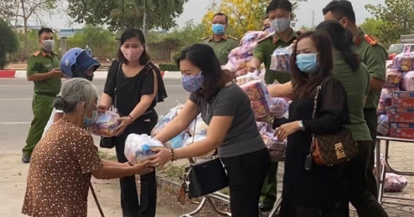 Đồn công an khu công nghiệp Nhơn Trạch gửi 700 phần quà đến người nghèo
