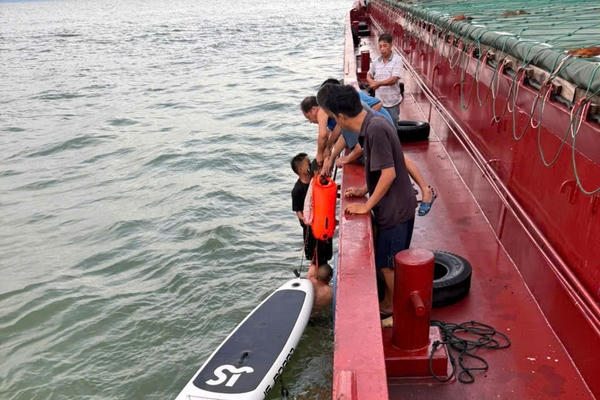 Tàu vận tải VINASINE 555 cứu sống 2 bố con trôi dạt trên biển 13h đồng hồ