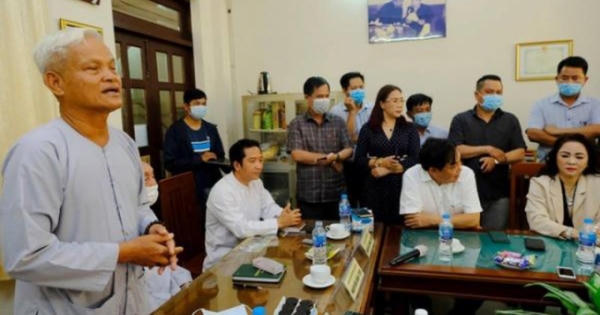 Ai phong “thần” cho “y”?