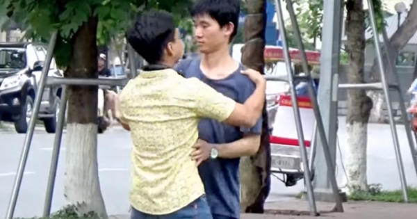 [Funny]: Giả "điên" ra đường ôm người lạ