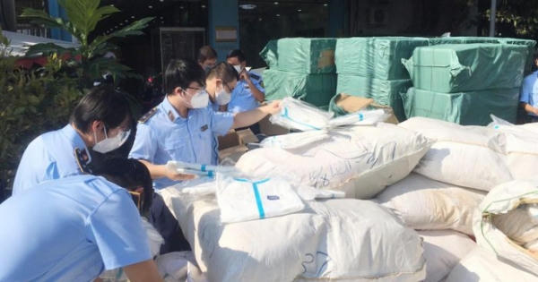 Xe tải chở vật tư y tế, găng tay y tế đã qua sử dụng bị bắt giữ tại TP HCM