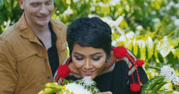 Hoa hậu H'Hen với vai trò đại sứ quảng bá Lễ hội cà phê Buôn Mê Thuột lần thứ 7