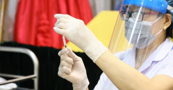 "Dịch vụ tiêm vaccine thần tốc": Đình chỉ một nữ cán bộ phường Vĩnh Phúc, Ba Đình