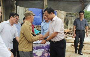 Thứ trưởng Trần Tiến Dũng thăm và tặng quà đồng bào bị lũ lụt tại Yên Bái và Sơn La