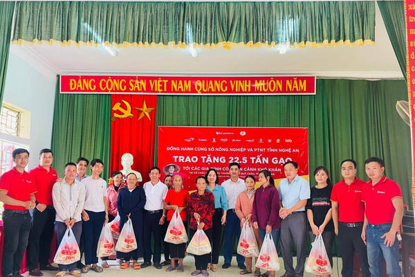 WinCommerce tặng gạo, quà thiết yếu cho các gia đình, trẻ em có hoàn cảnh khó khăn trên nhiều tỉnh thành WinCommerce tặng gạo, quà thiết yếu cho các gia đình, trẻ em có hoàn cảnh khó khăn trên nhiều tỉnh thành