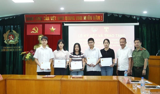 “Cùng em vững bước tương lai” – Công an TP.Hà Nội và Tân Hiệp Phát tri ân sự hy sinh, tiếp sức con em chiến sĩ Thủ đô