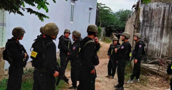 Video: Hàng trăm cảnh sát đột kích sới bạc "khủng" dùng thuyền truy bắt "con bạc" bơi sông bỏ trốn