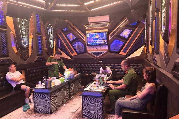 Quảng Ninh: Kiểm tra đột xuất quán karaoke phát hiện 2 nam và 1 nữ nghi sử dụng ma túy