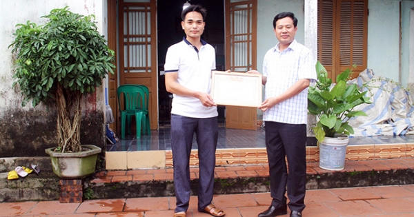 Khen thưởng người giải cứu xe máy mất phanh khi đổ đèo ở Tam Đảo