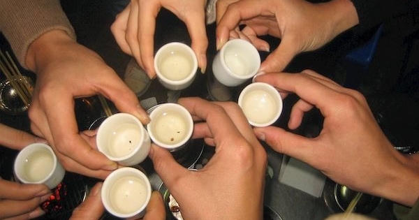 5 người tụ tập uống rượu, nộp phạt luôn 55 triệu đồng vì vi phạm Chỉ thị 16