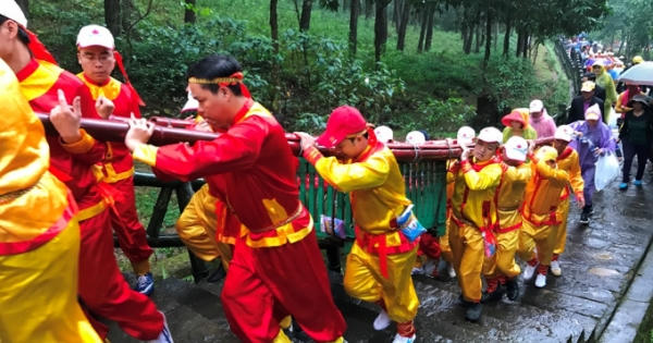 Đội mưa dâng cặp bánh chưng khổng lồ cung tiến thân mẫu Chủ tịch Hồ Chí Minh