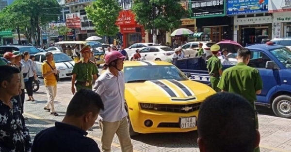 Chạy quá tốc độ, có dấu hiệu phạm tội Chovolet Camaro bị CSGT vác súng AK rượt đuổi